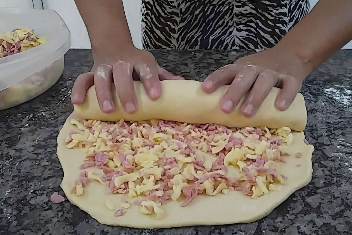 Pão segura marido de calabresa fofinho e bem recheado perfeito para o lanche de toda a família