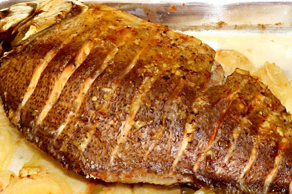 Peixe assado no forno inteiro um prato delicioso perfeito para a quaresma toda família vai adorar