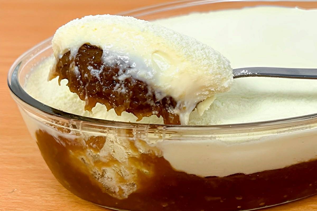 Sobremesa de banana caramelada na travessa uma sobremesa deliciosa cremosa e fácil de preparar