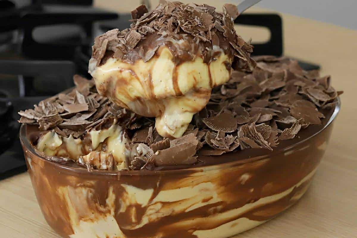 Sobremesa de maracujá com chocolate na travessa muito cremosa e fácil de preparar