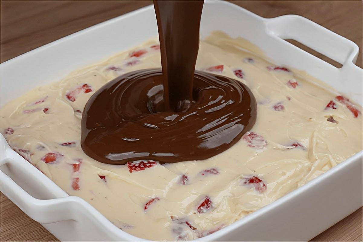 Sobremesa de morango com chocolate cremosa deliciosa e perfeita para o final de semana