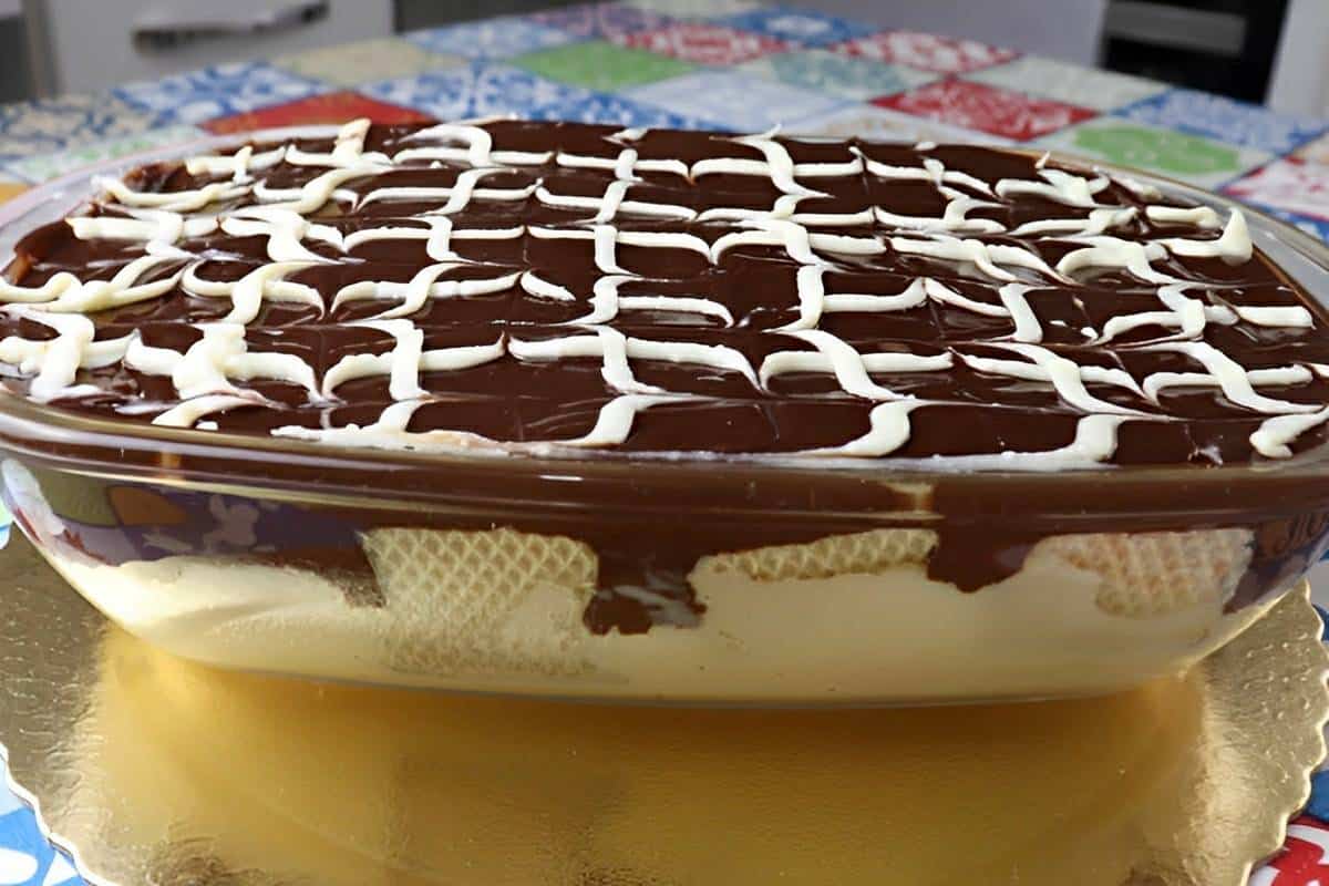 Sobremesa de Páscoa na travessa com creme branco ganache e wafer de chocolate uma delícia