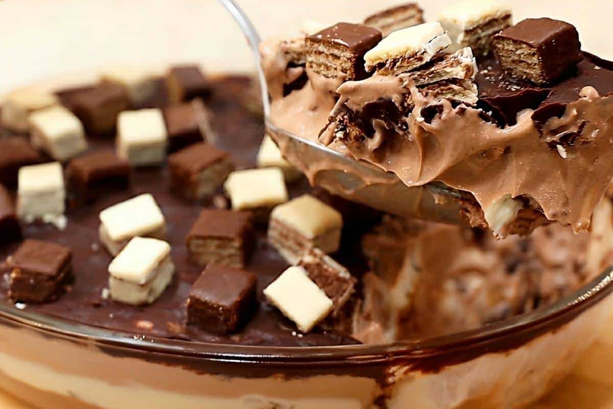Sobremesa de Páscoa simples com Bis não vai ao fogo e é bem chocolatuda