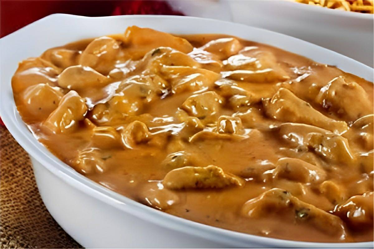Strogonoff de carne fácil e sem frescuras perfeito para servir no almoço ou jantar