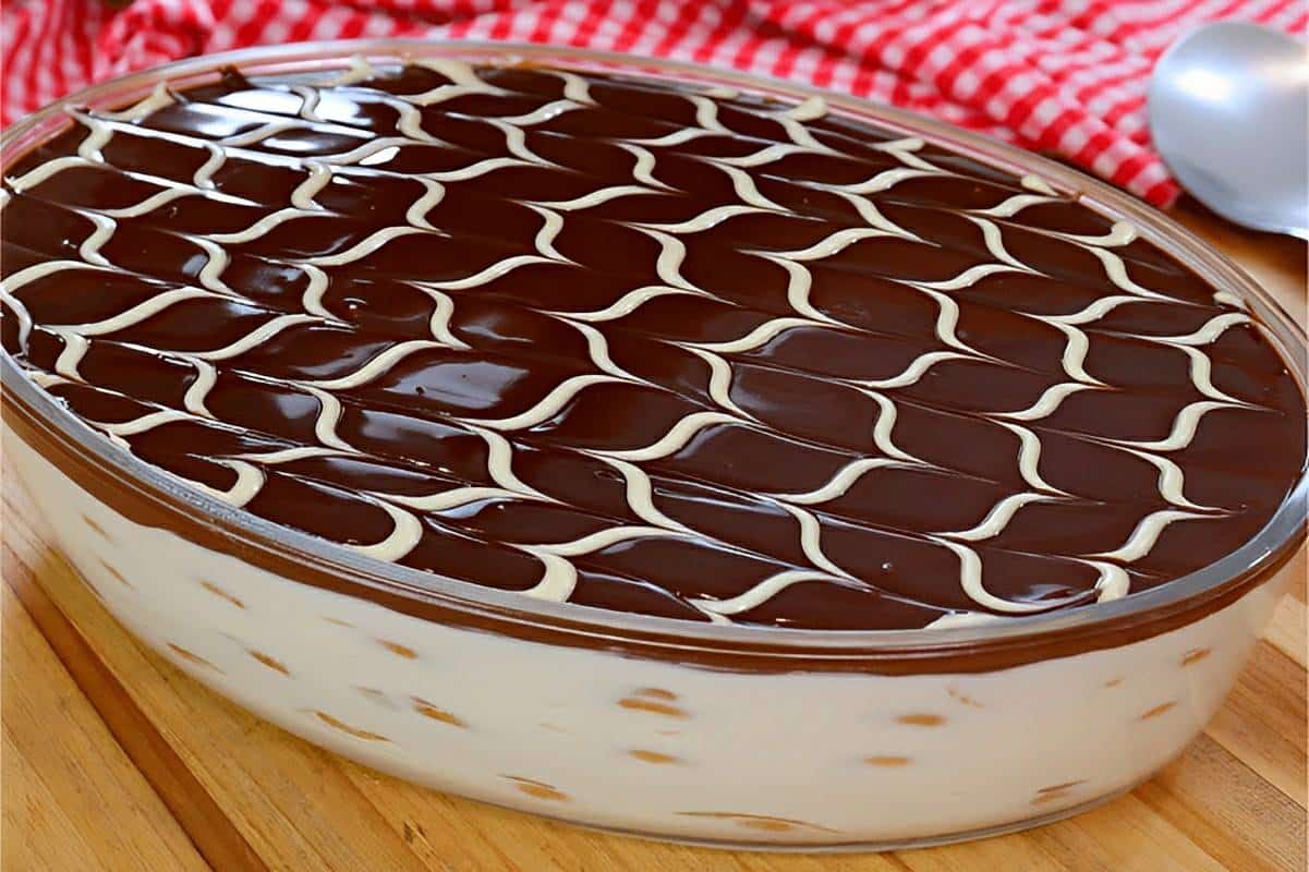 Torta alemã com nata na travessa a sobremesa mais fácil para fazer na Páscoa