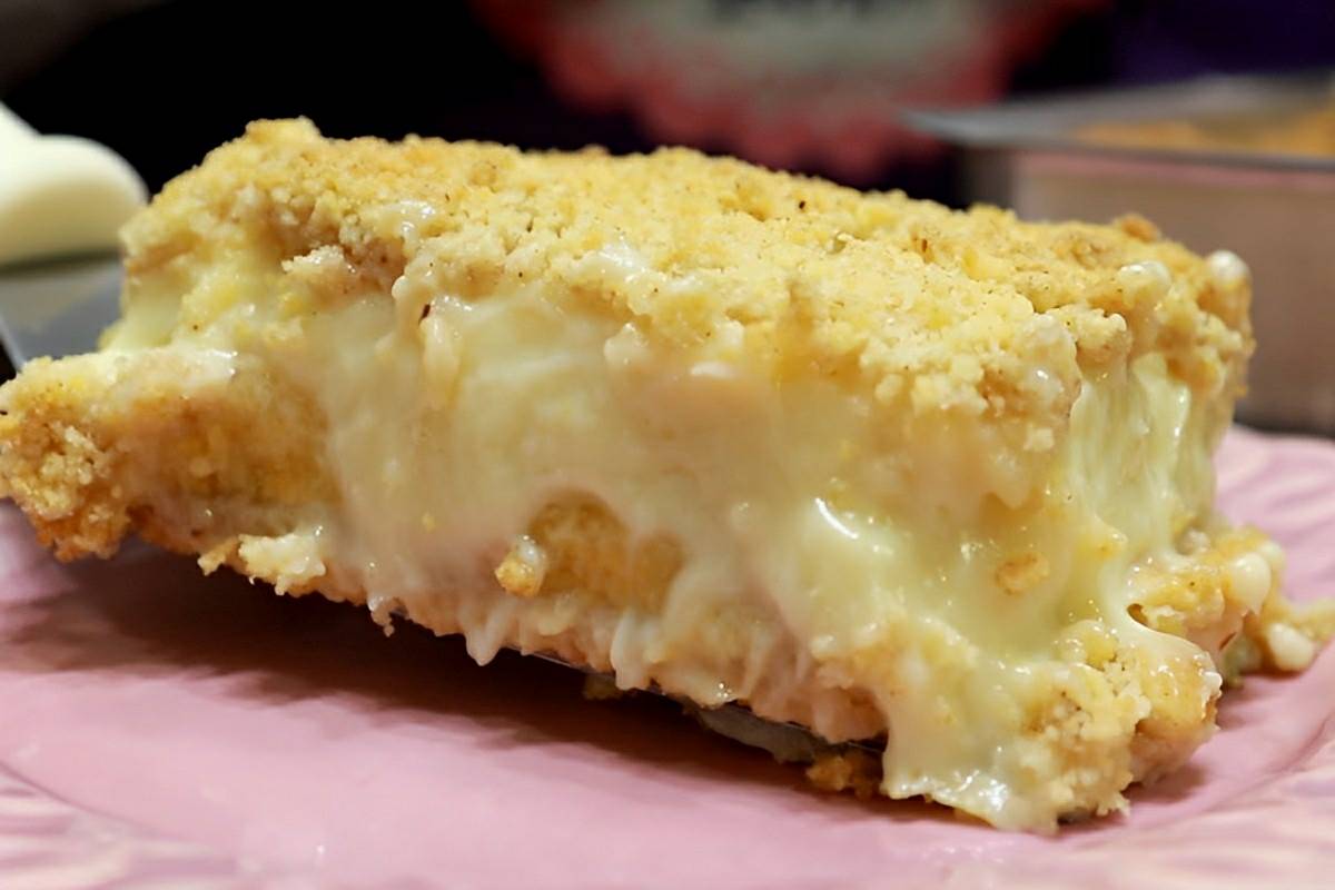 Torta de banana cremosa com farofa crocante uma sobremesa deliciosa para toda a família