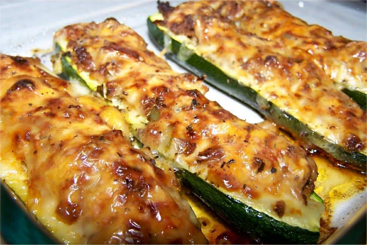 Abobrinha recheada com carne moída e gratinada uma delícia para qualquer dia da semana