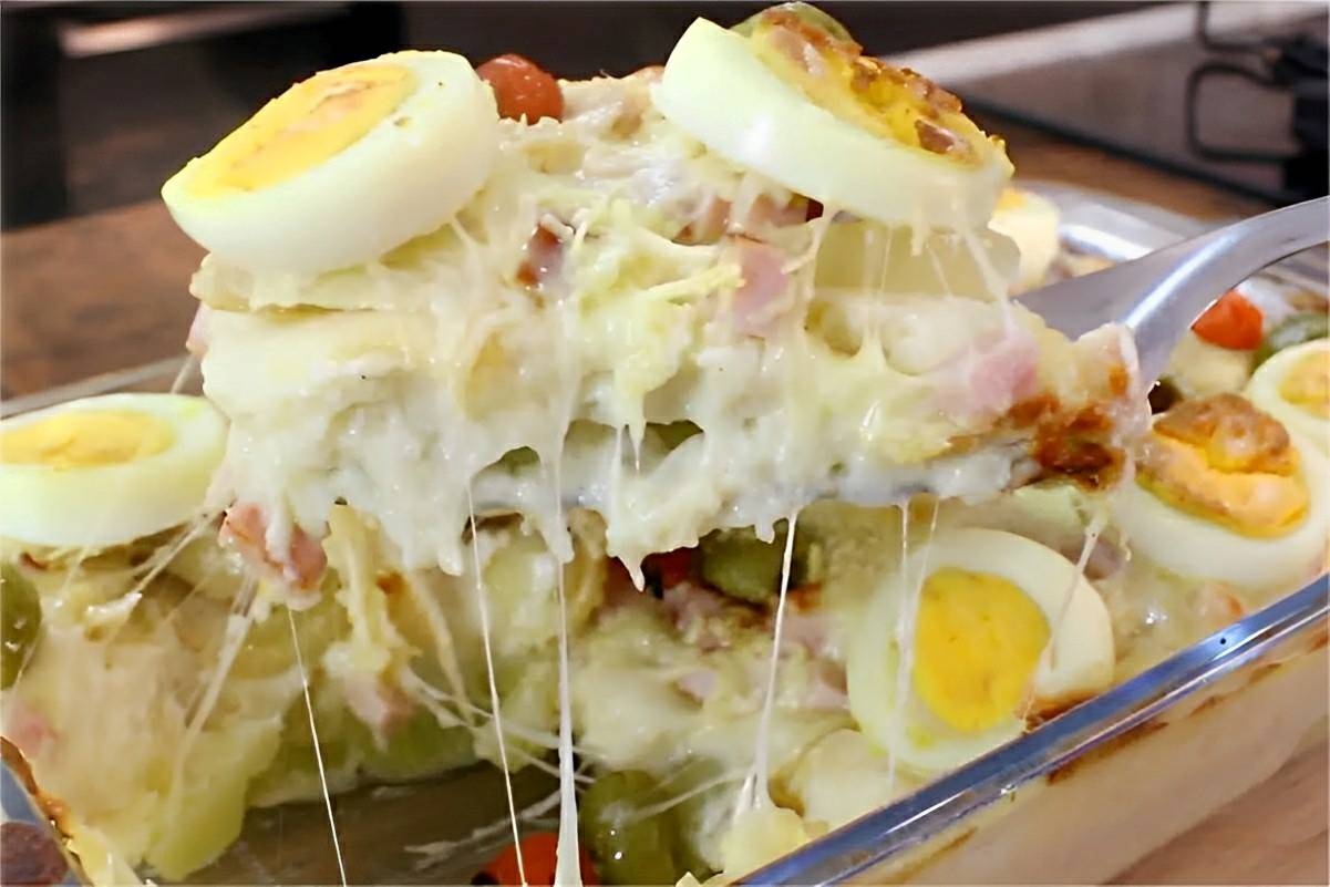 Batata à portuguesa assada no forno com presunto queijo ovos cozidos e azeitonas uma delícia