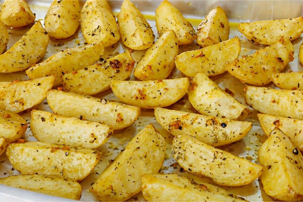 Batata assada no forno crocante e saborosa para acompanhar seu hambúrguer ou refeição