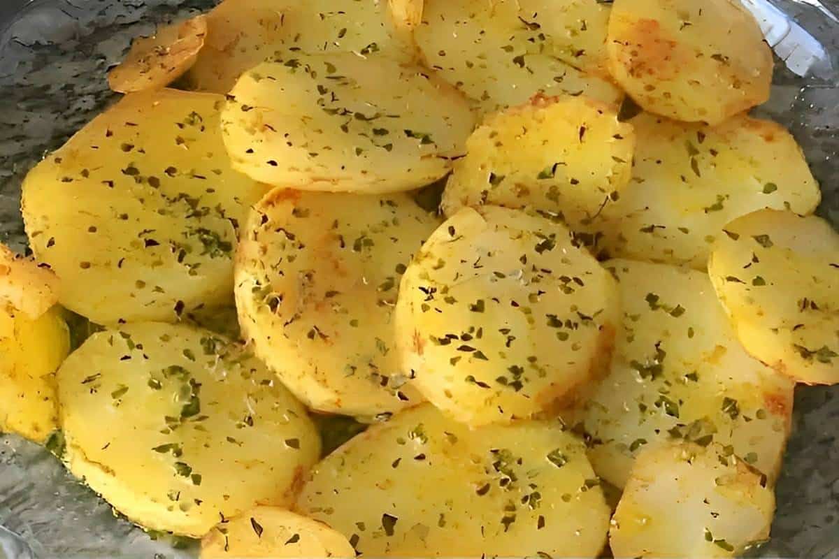 Batata assada no forno com especiarias um acompanhamento delicioso e fácil de fazer