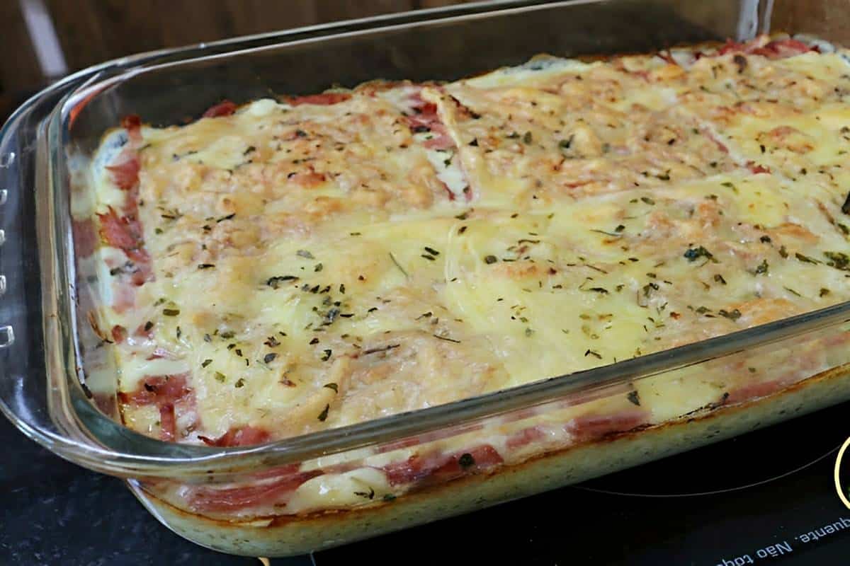 Batata gratinada na travessa com presunto e queijo o prato perfeito para o seu almoço ou jantar