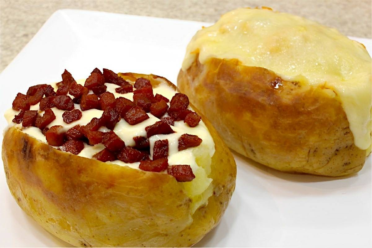 Batata recheada no forno igual aquelas vendidas em lanchonete um jantar simples e barato