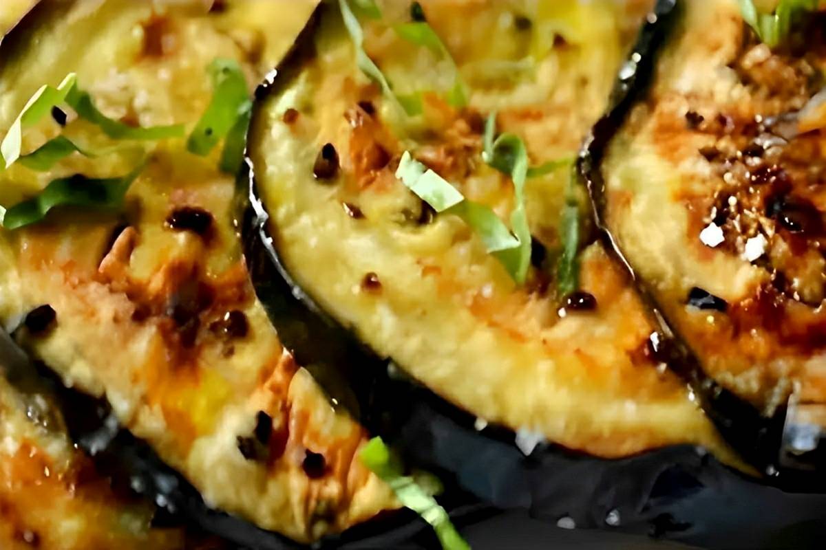 Berinjela assada no forno ou na AirFryer uma entrada deliciosa e fácil de fazer