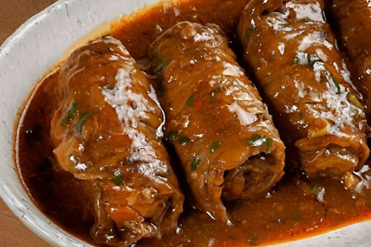 Bife à rolê bem recheado e suculento perfeito para servir no almoço ou jantar