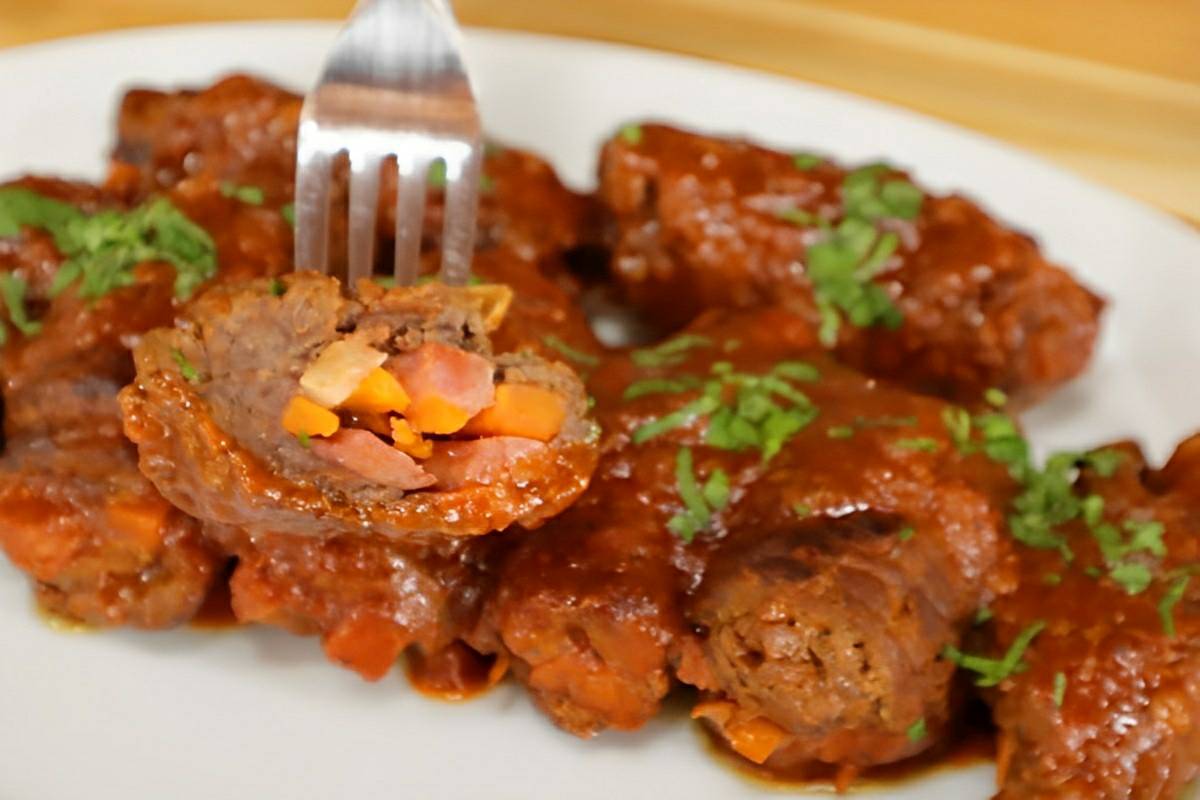 Bife à rolê ou bracciola uma carne enrolada em recheio delicioso perfeito para acompanhar suas massas