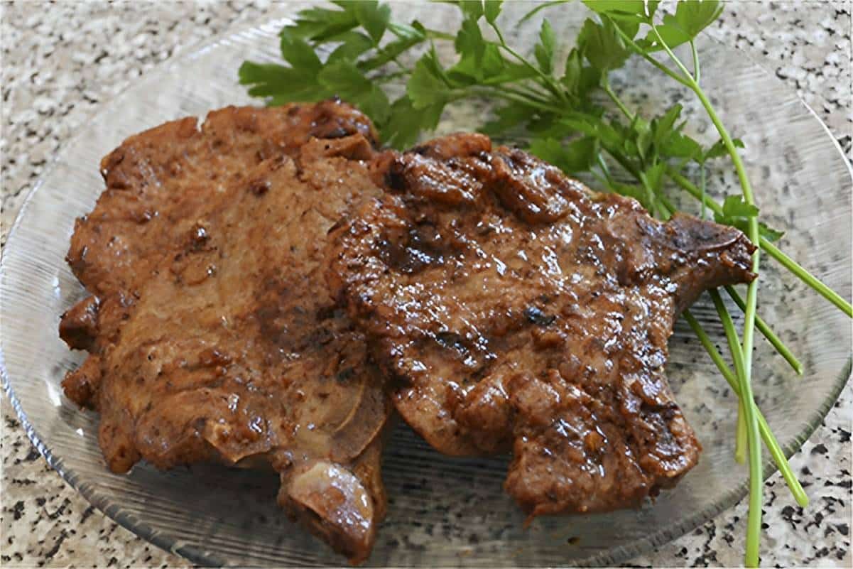 Bisteca suína suculenta feita na frigideira uma receita simples e deliciosa para o seu dia a dia