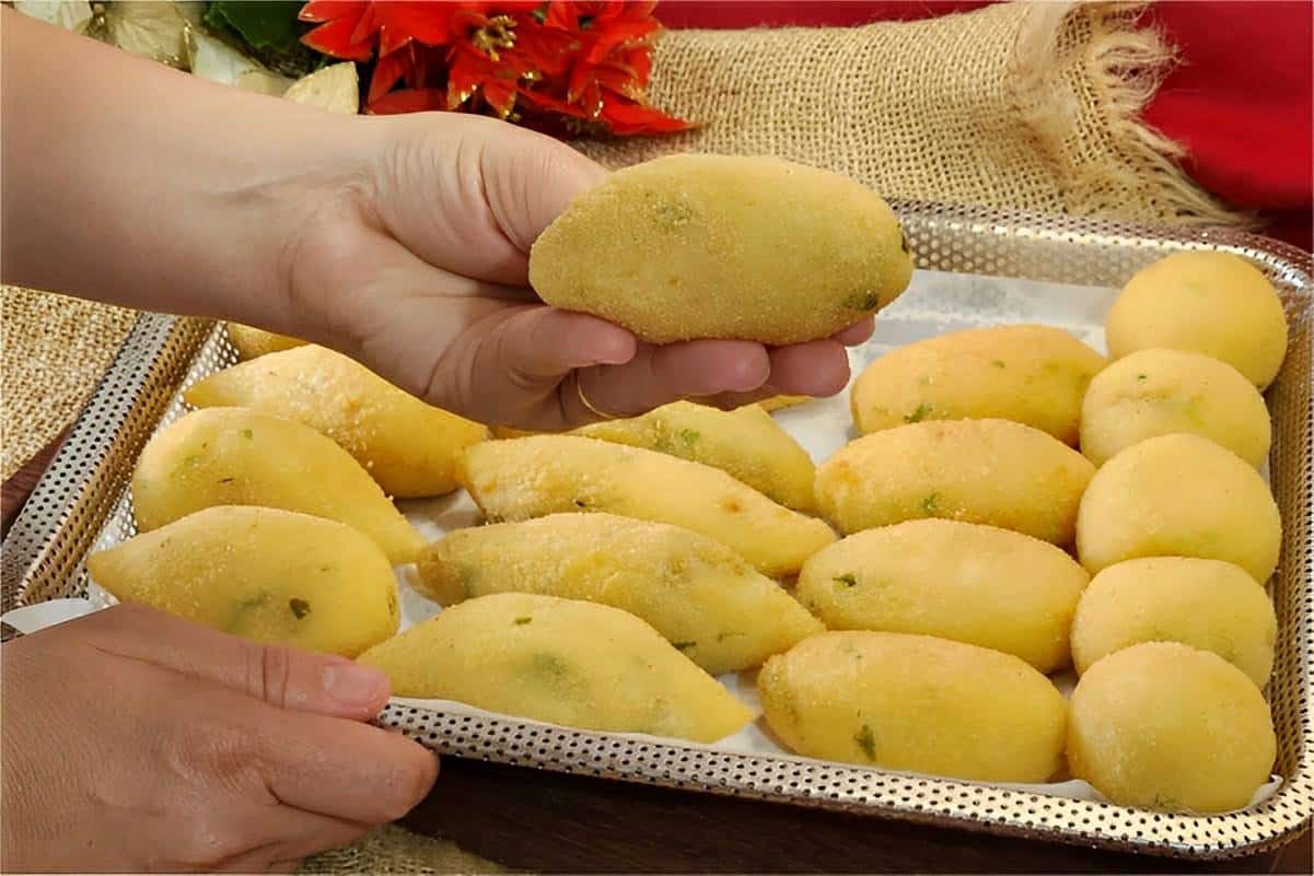Bolinho de aipim recheado delicioso e perfeito para o lanche ou para vender