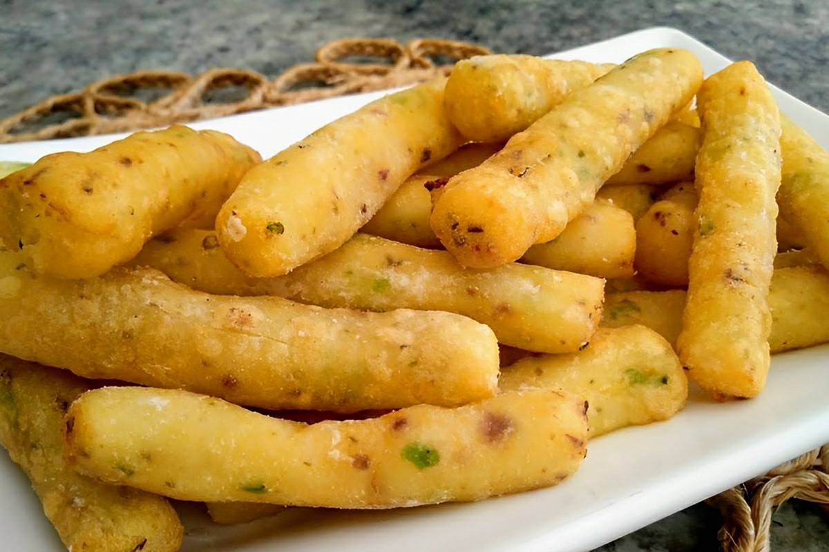 Bolinho de batata frito feito com poucos ingredientes e perfeito para acompanhar a sua refeição