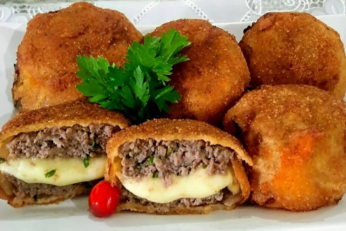 Bolinho de carne recheado com muçarela bem úmido e saboroso para o seu lanche ou jantar