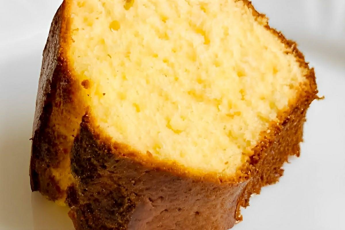 Bolo amanteigado que derrete na boca perfeito para comer com manteiga no café ou lanche