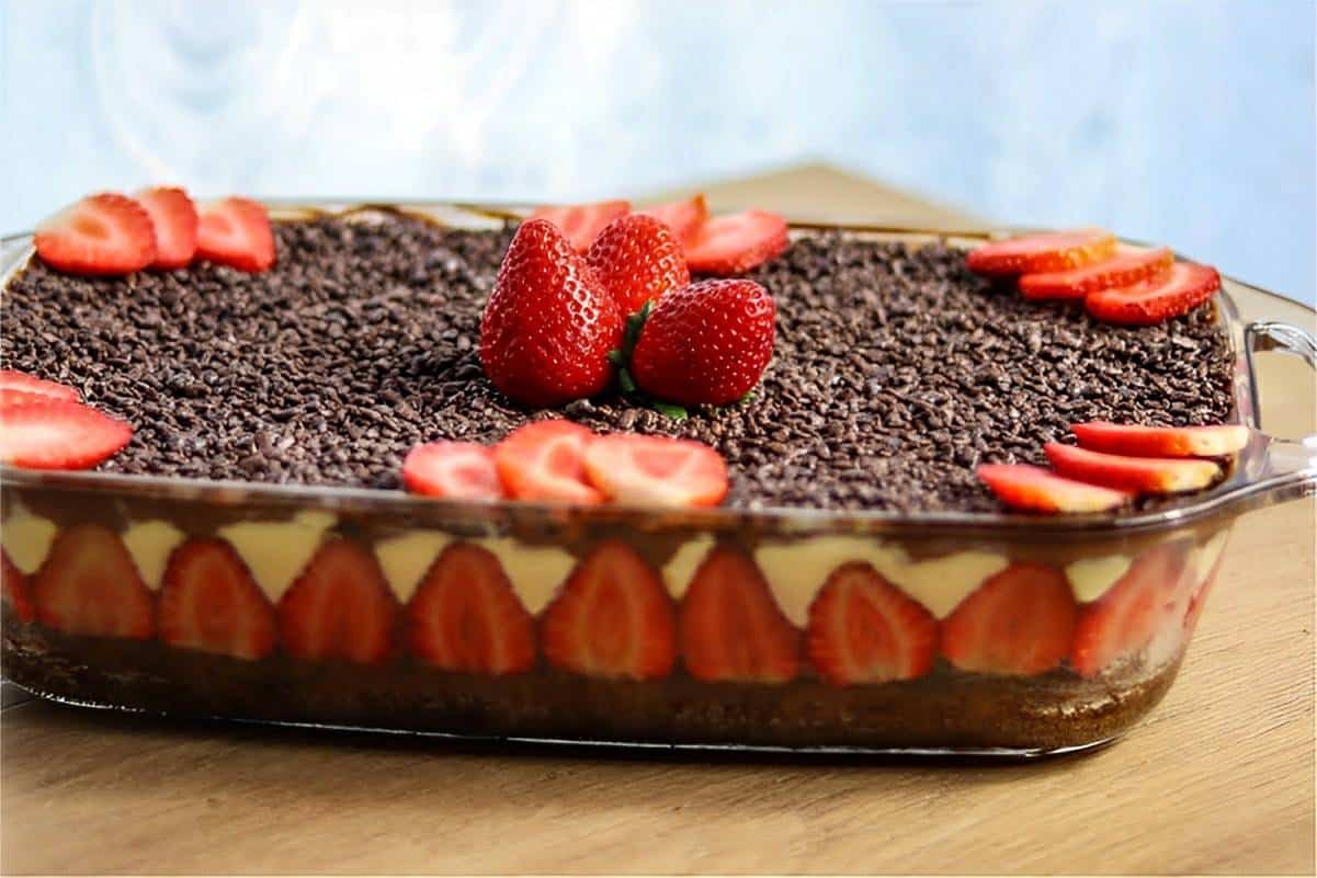 Bolo bombom de morango na travessa esse até quem não tem prática na cozinha consegue fazer