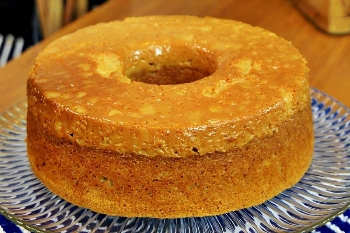 Coloquei leite condensado no fundo da forma de bolo e fiz um delicioso bolo churros