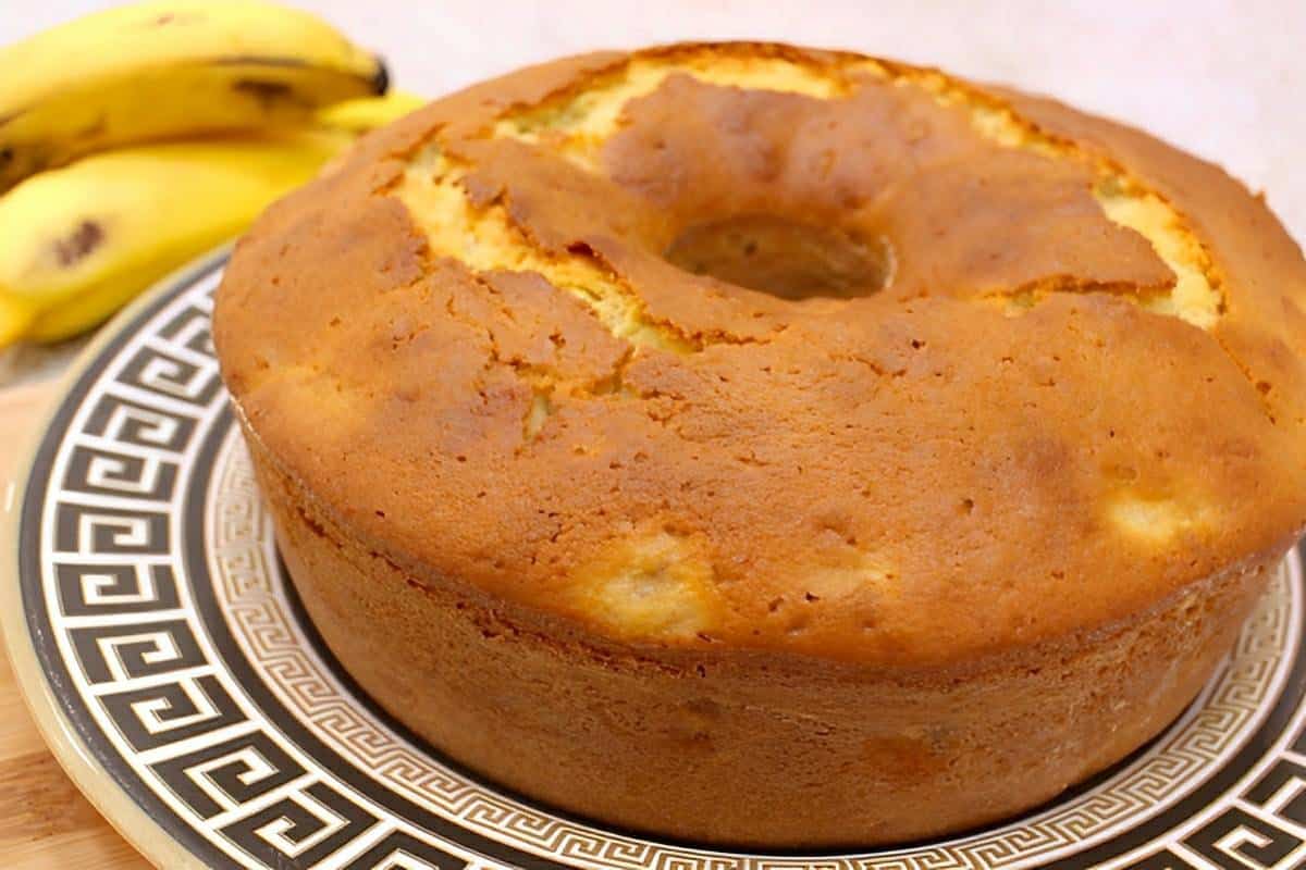 Bolo de banana mais fácil do mundo é só misturar os ingredientes e levar para assar