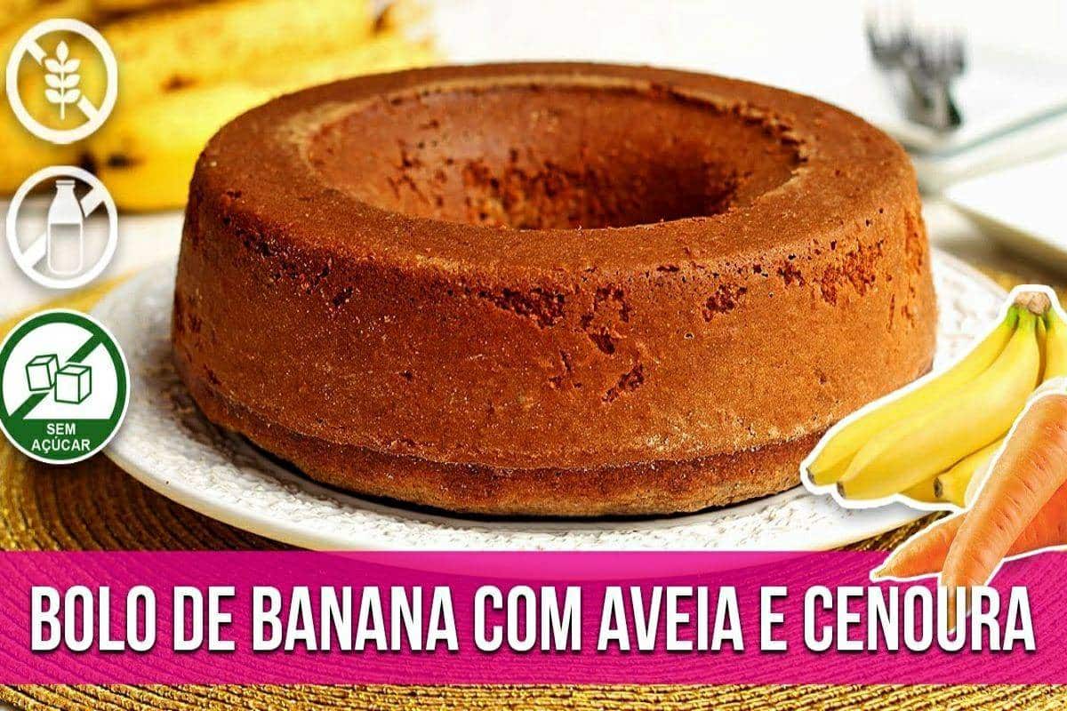 Bolo de banana com aveia e cenoura muito saudável e fácil de fazer é só misturar tudo e assar