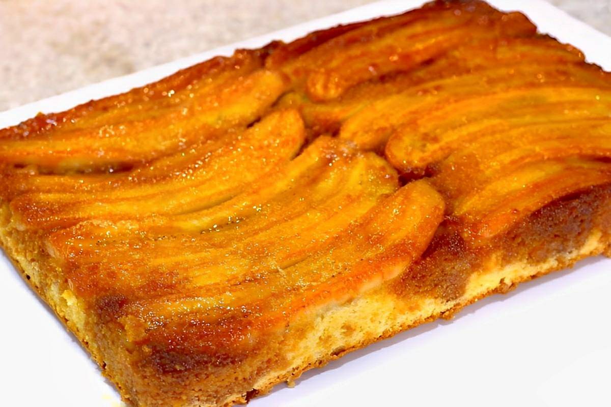 Bolo de banana invertido com massa fofinha e cobertura de banana caramelada perfeito para o lanche