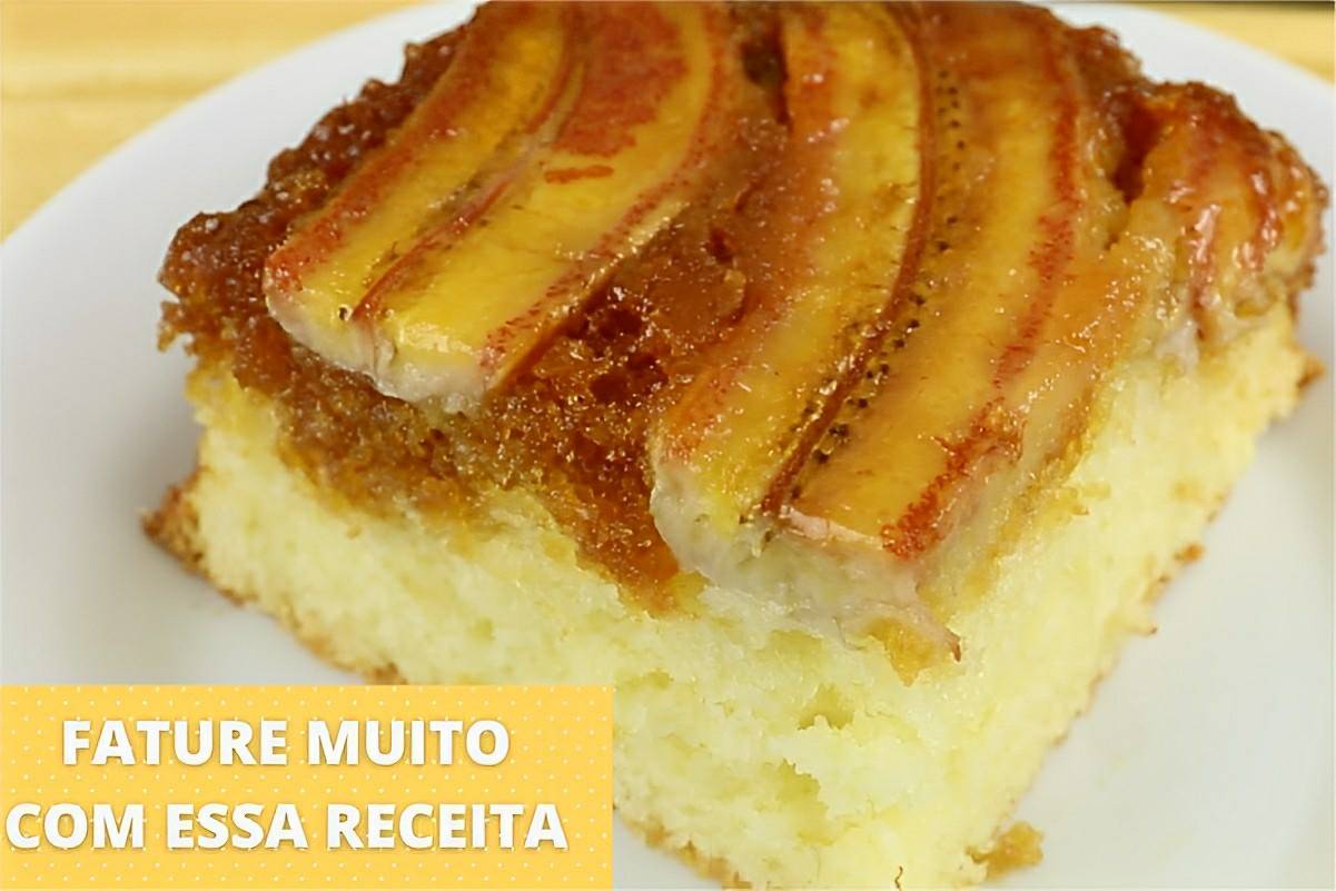 Bolo de banana caramelizada simples fofinho e delicioso para comer no café ou lanche da tarde