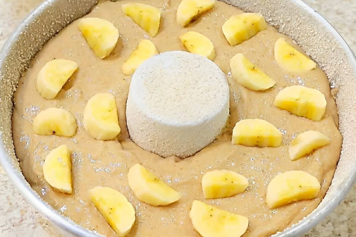 Bolo de banana sem farinha que já sai do forno recheado muito fácil de fazer e delicioso