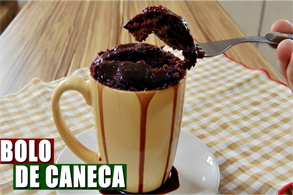 Bolo de caneca sabor chocolate com cobertura fica pronto em apenas 3 minutos
