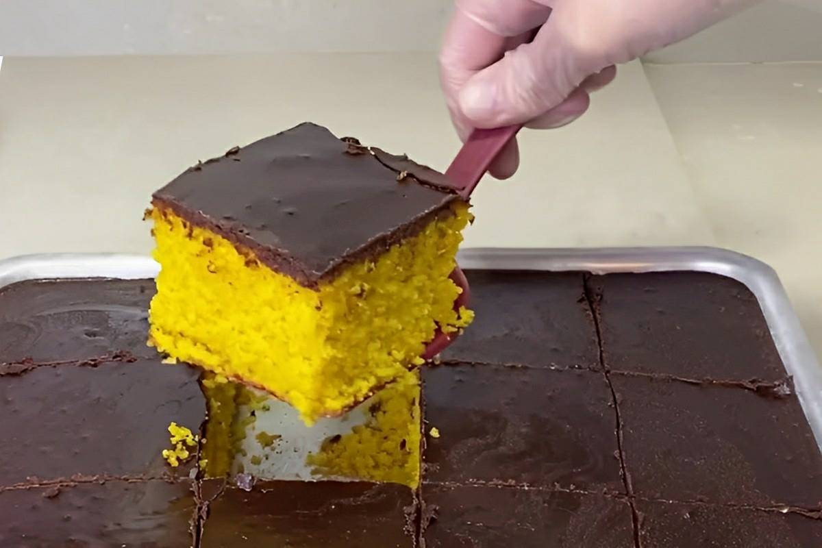 Bolo de cenoura com cobertura de casquinha de chocolate uma delícia para todos os dias