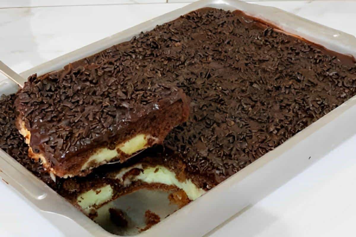 Bolo de chocolate que já sai do forno recheado com coco muito fácil e delicioso