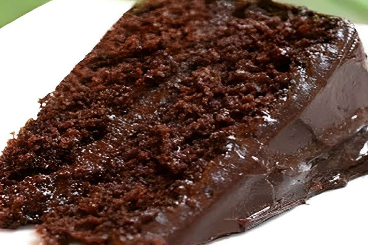 Bolo de chocolate fofinho com cobertura fácil de fazer e perfeito para o lanche