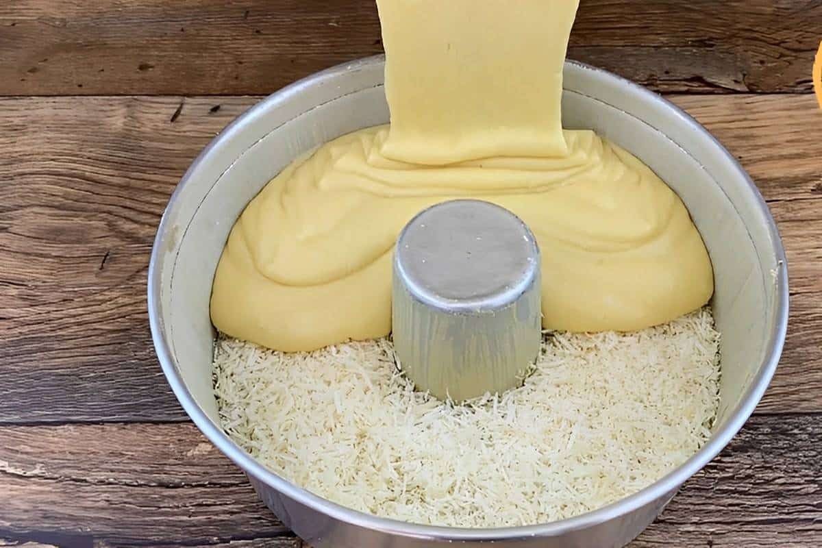 Bolo de coco com uma camada generosa de coco fica parecendo um quebra-queixo