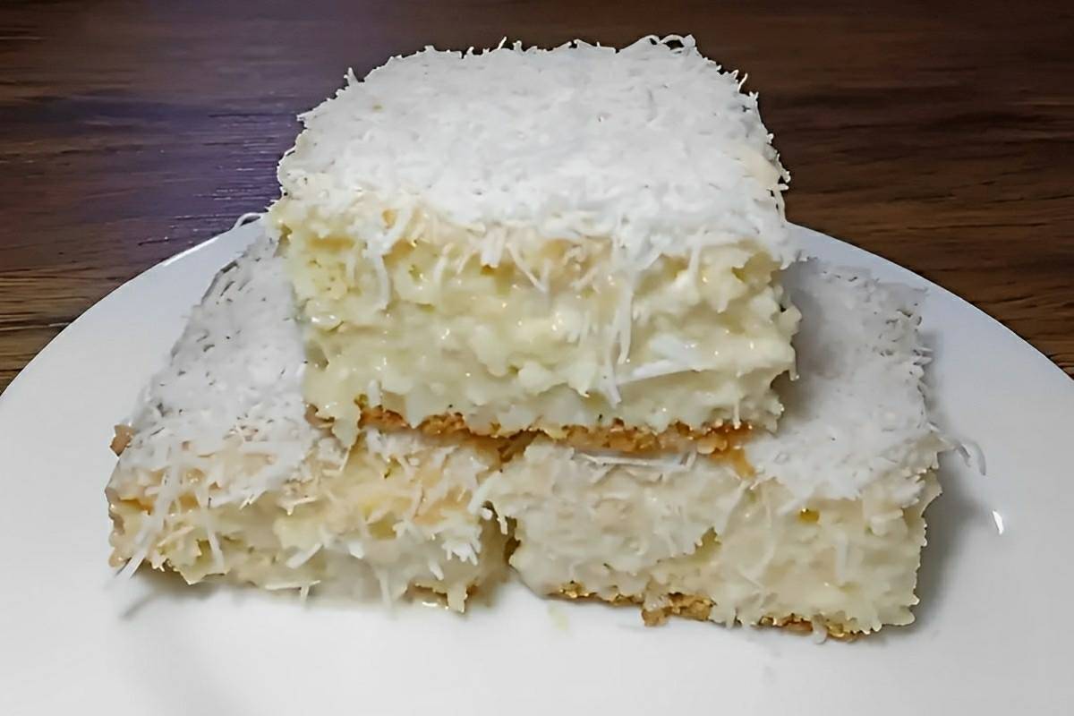 Bolo de coco gelado bem molhadinho daqueles que eram servidos embrulhados na nossa infância