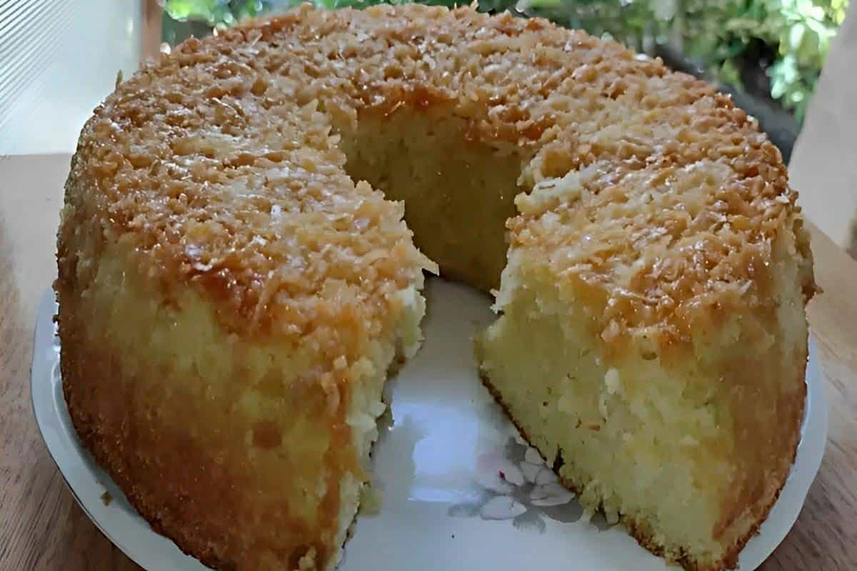 Bolo de coco caramelado uma delícia para servir em um lanche com a família