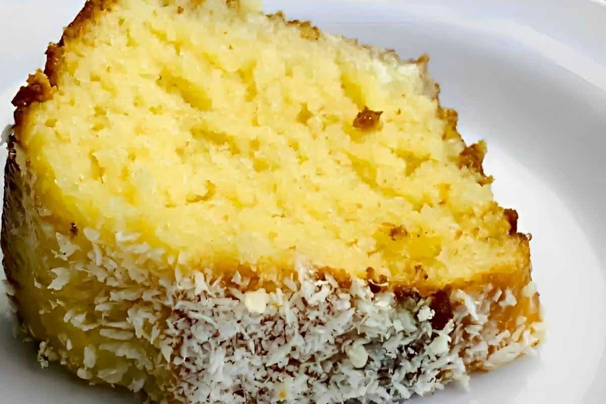 Bolo de coco de liquidificador muito fácil basta bater os ingredientes e levar para assar