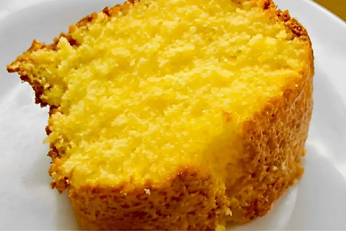 Bolo de fubá com laranja fofinho de liquidificador perfeito para o lanche ou café
