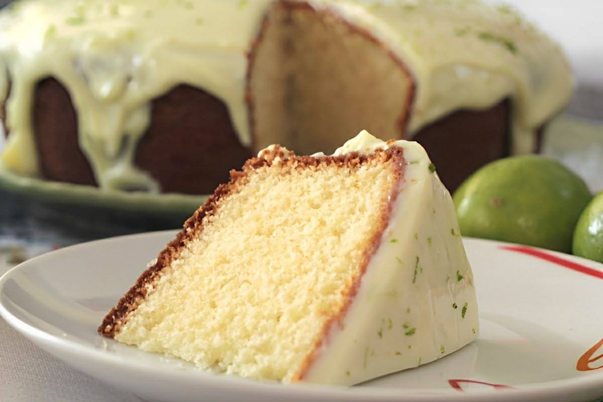 Bolo de iogurte fofinho com cobertura de limão uma delícia para servir no lanche ou café