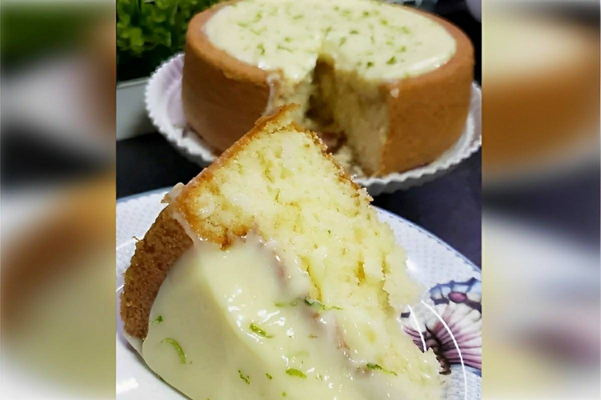 Bolo de iogurte com cobertura de limão fácil de fazer e derrete na boca