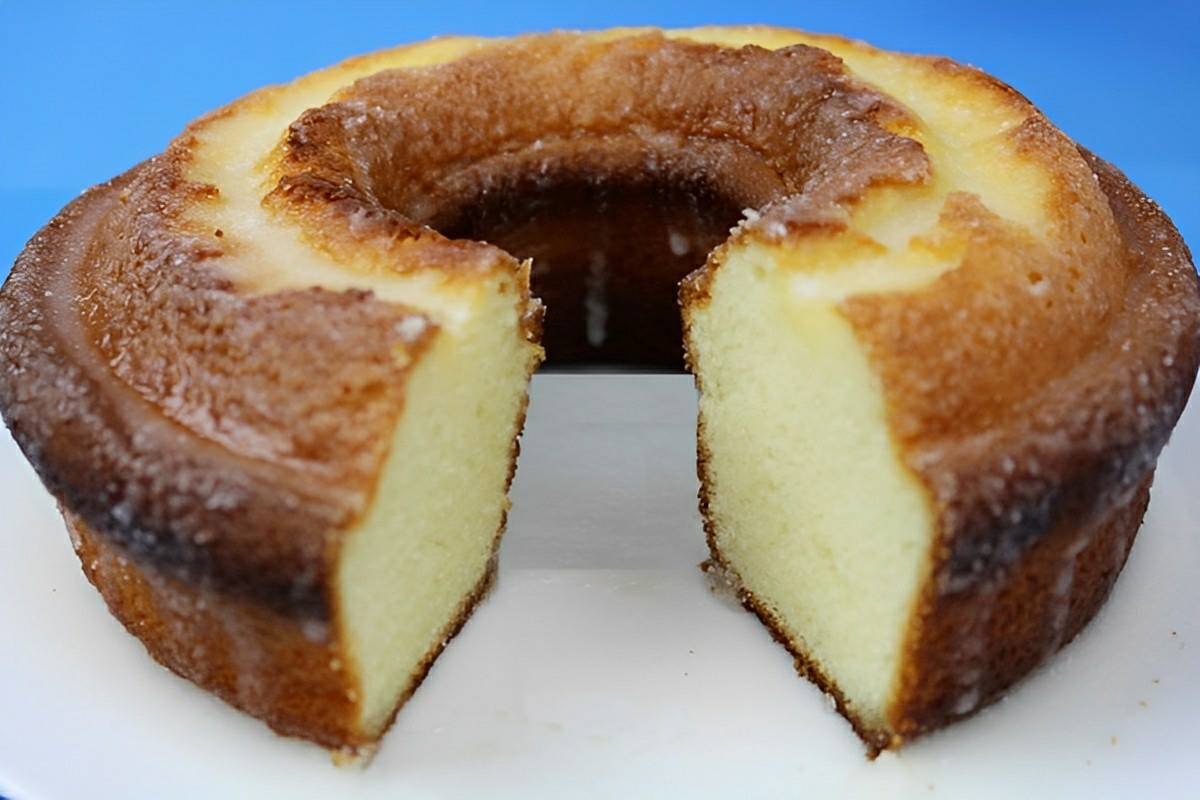 Bolo de iogurte molhadinho e fofinho feito no liquidificador perfeito para o café ou lanche da tarde