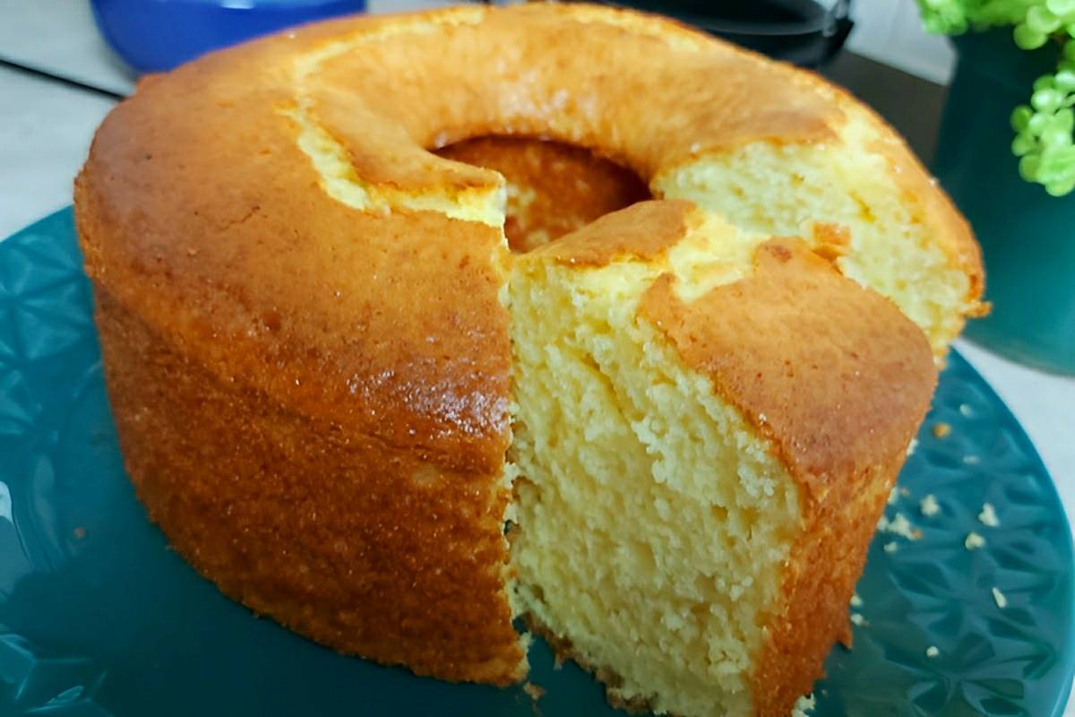 Bolo de laranja com creme de leite delicioso e tão leve que desmancha na boca