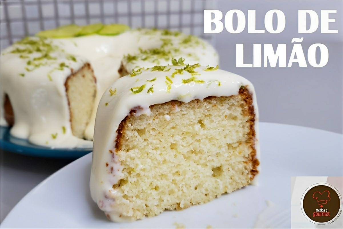 Bolo de limão com cobertura de mousse que derrete na boca perfeito para o seu lanche da tarde