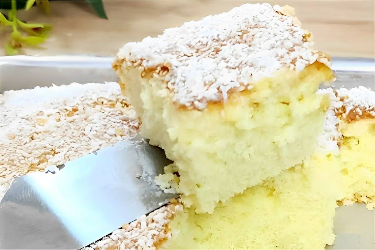 Bolo de maisena com coco tão leve e macio que derrete na boca perfeito para o lanche ou café