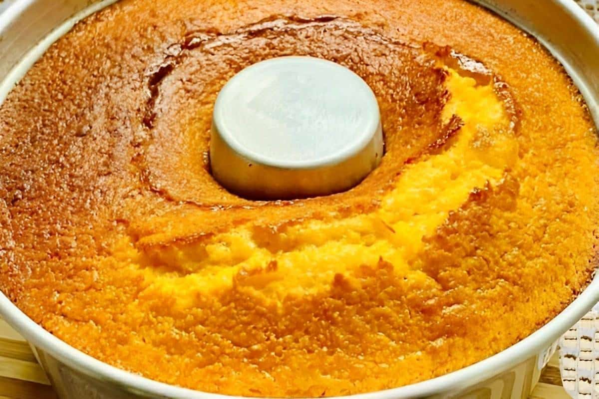 Bolo de milho com requeijão um bolo cremoso feito com milho de latinha simples e fácil de fazer