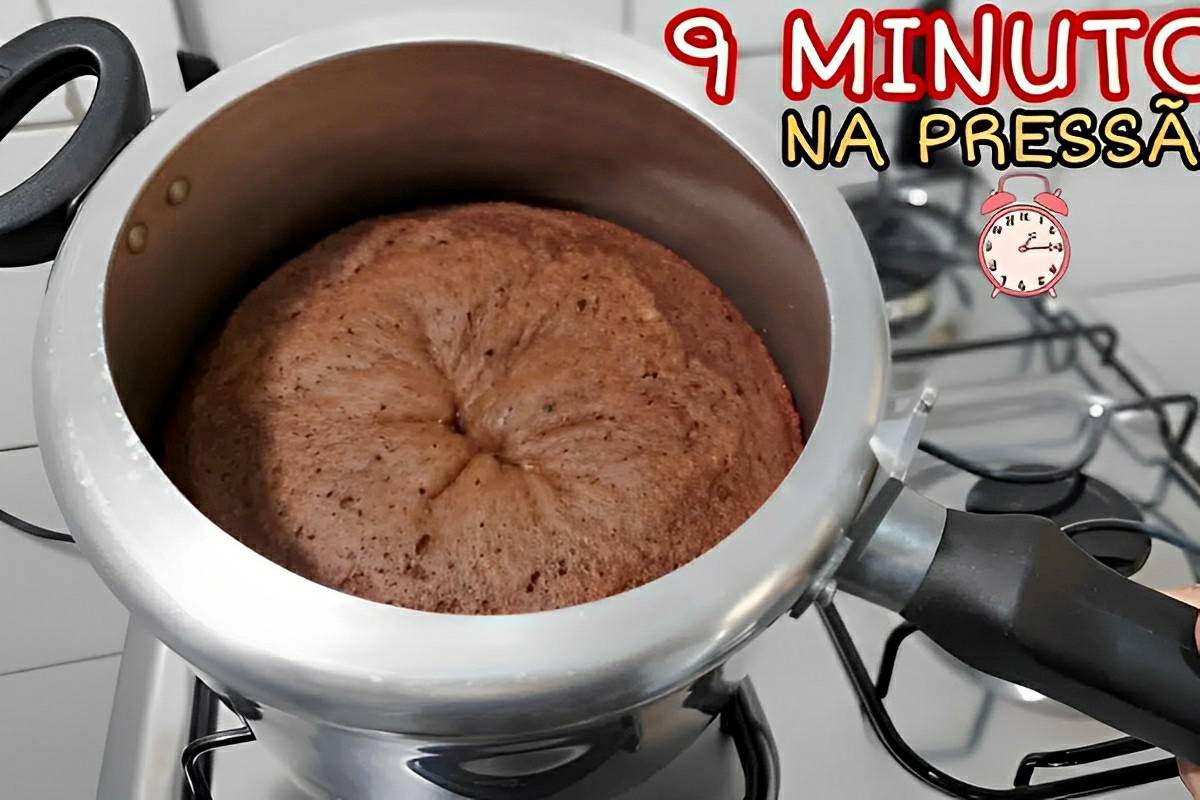 Receita de bolo de panela de pressão pronto em 9 minutos e fica macio e fofinho