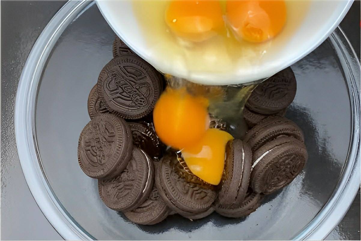 Misturei biscoito de chocolate com ovos e fiz um maravilhoso bolo de páscoa