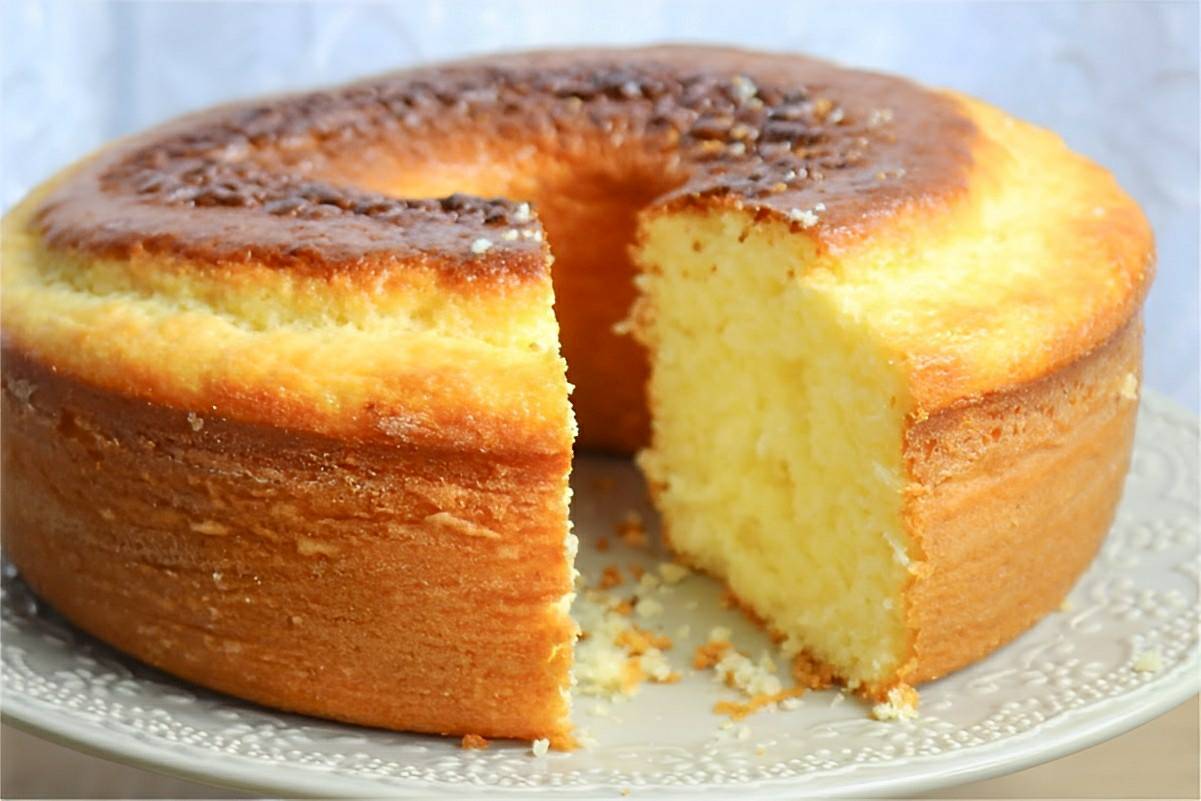 Bolo de queijo fofinho de liquidificador é só bater os ingredientes e levar para assar